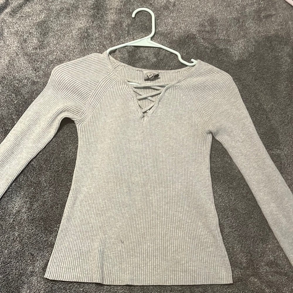 Long sleeve gray top